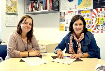 Rocío López i Elvi Vila en el moment de signar el conveni