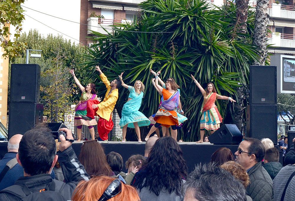 Un moment de l'espectacle de Bollywood que es va viure a la Plaça de l'Abat Oliba