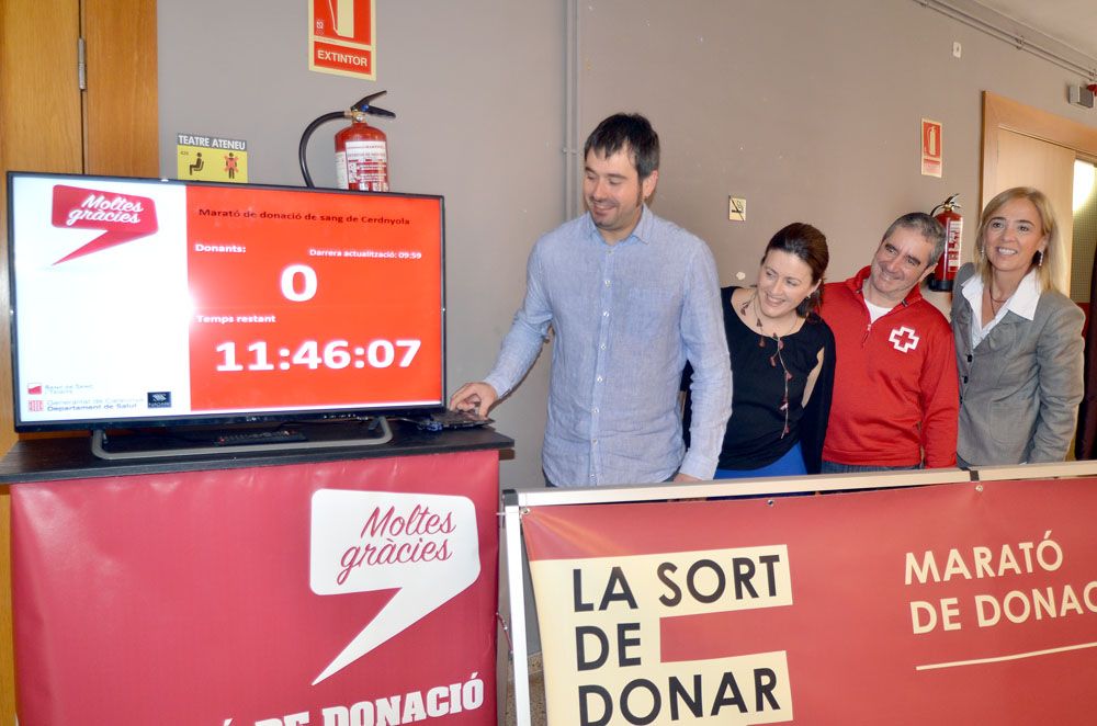 L'alcalde Carles Escolà i la regidora de Promoció de la Salut, Elvi Vila, han activat el contador de la Marató