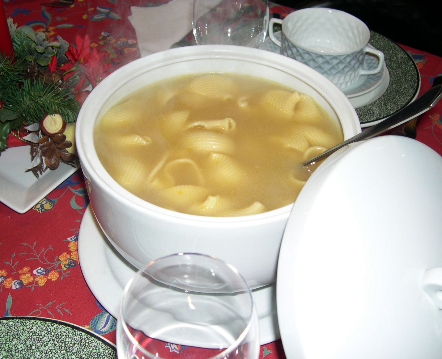 L'escudella, un dels plats típics del Nadal. Foto Viquipèdia.