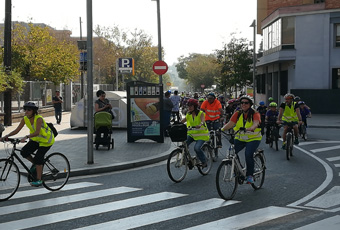 La bicicletada va passar per davant de l'Ajuntament