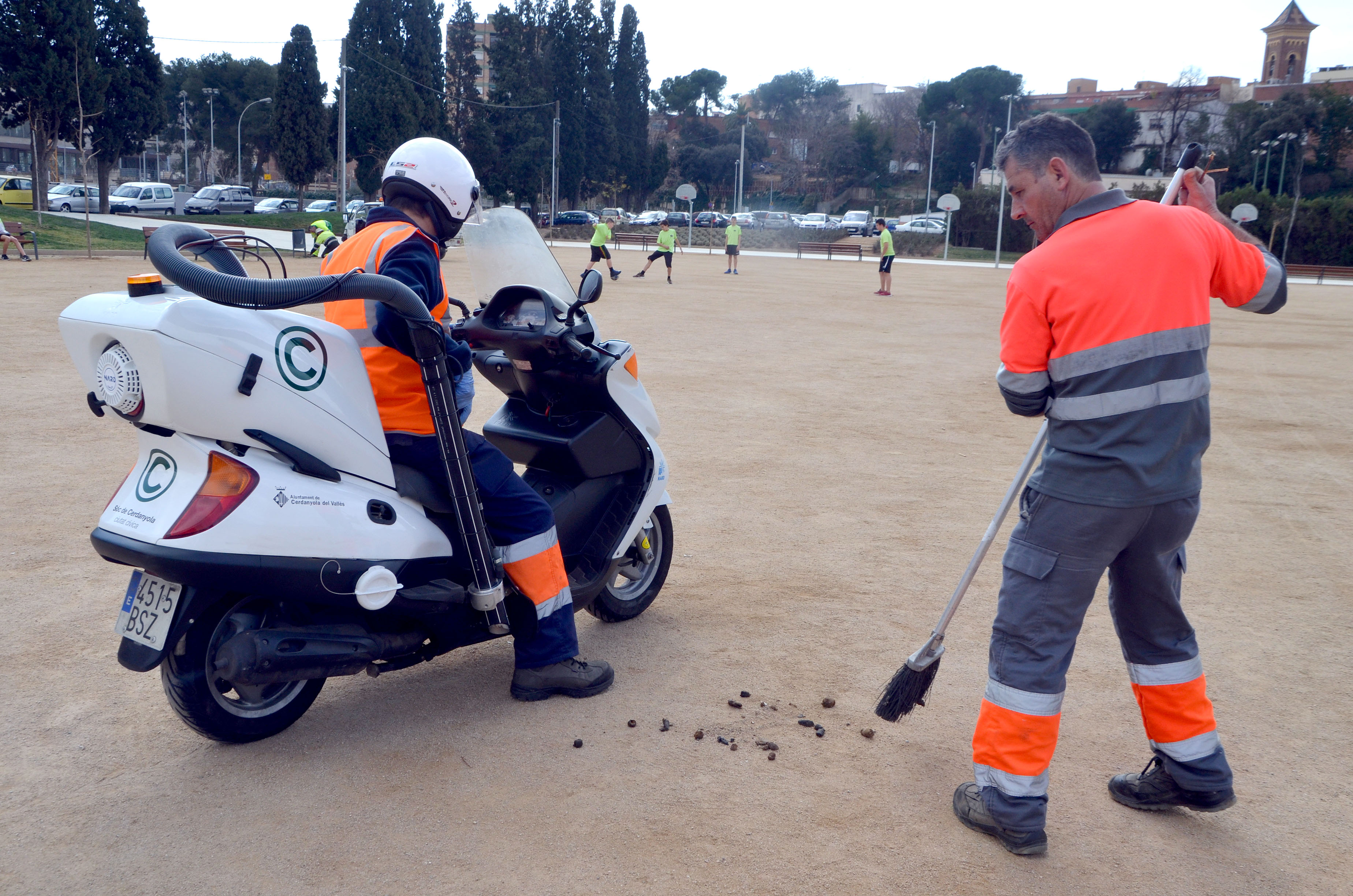 Moto preparada per recollir femtes al Parc Xarau. Foto www.cerdanyola.info