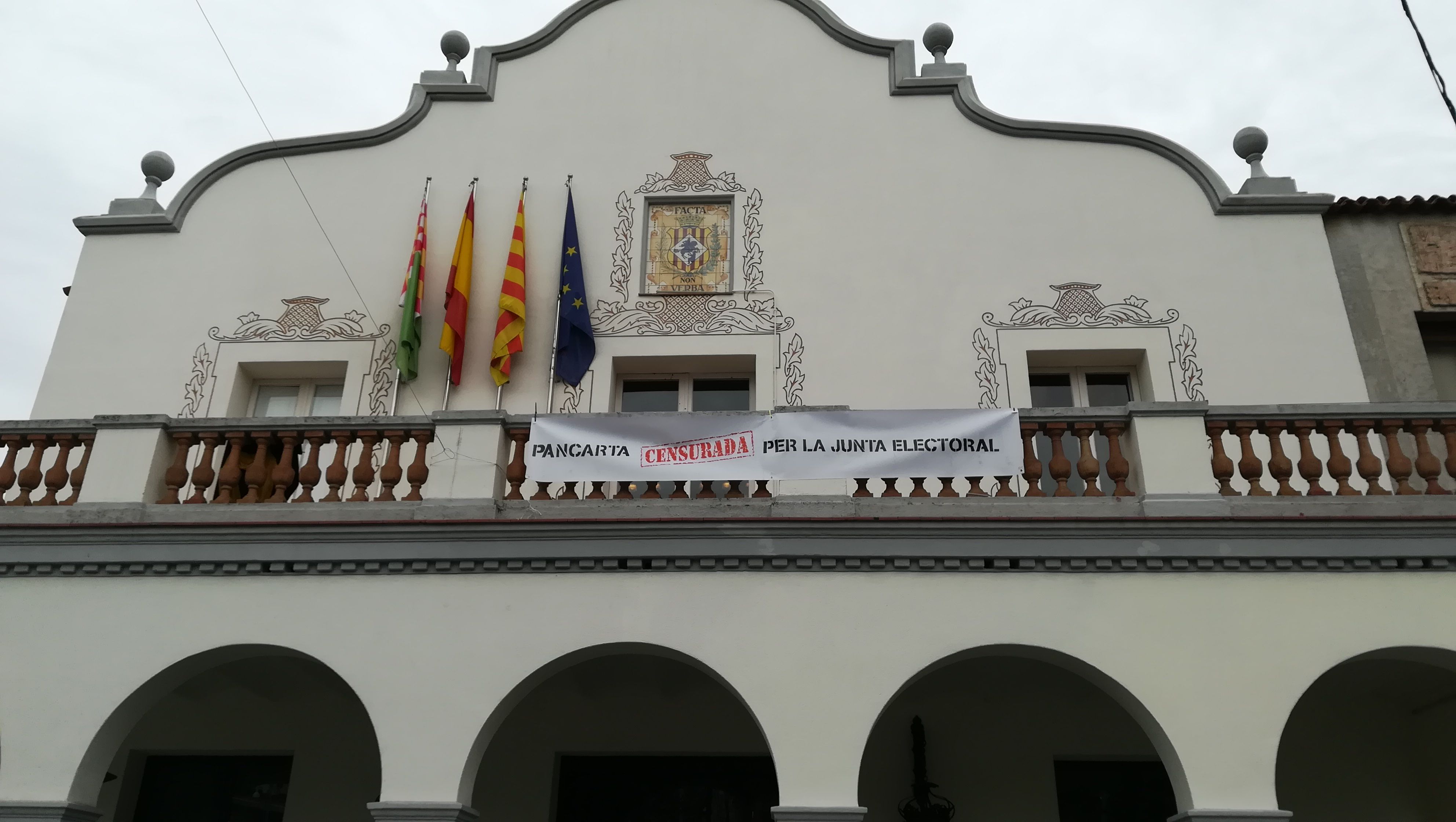 Nova pancarta a la balconada de l'Ajuntament
