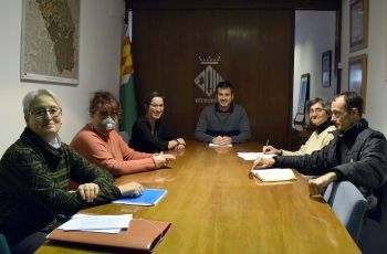 Moment de la reunió dels representants de la Plataforma Stop Comptadors amb l'Alcalde i la regidora de Transparència i Bon Govern