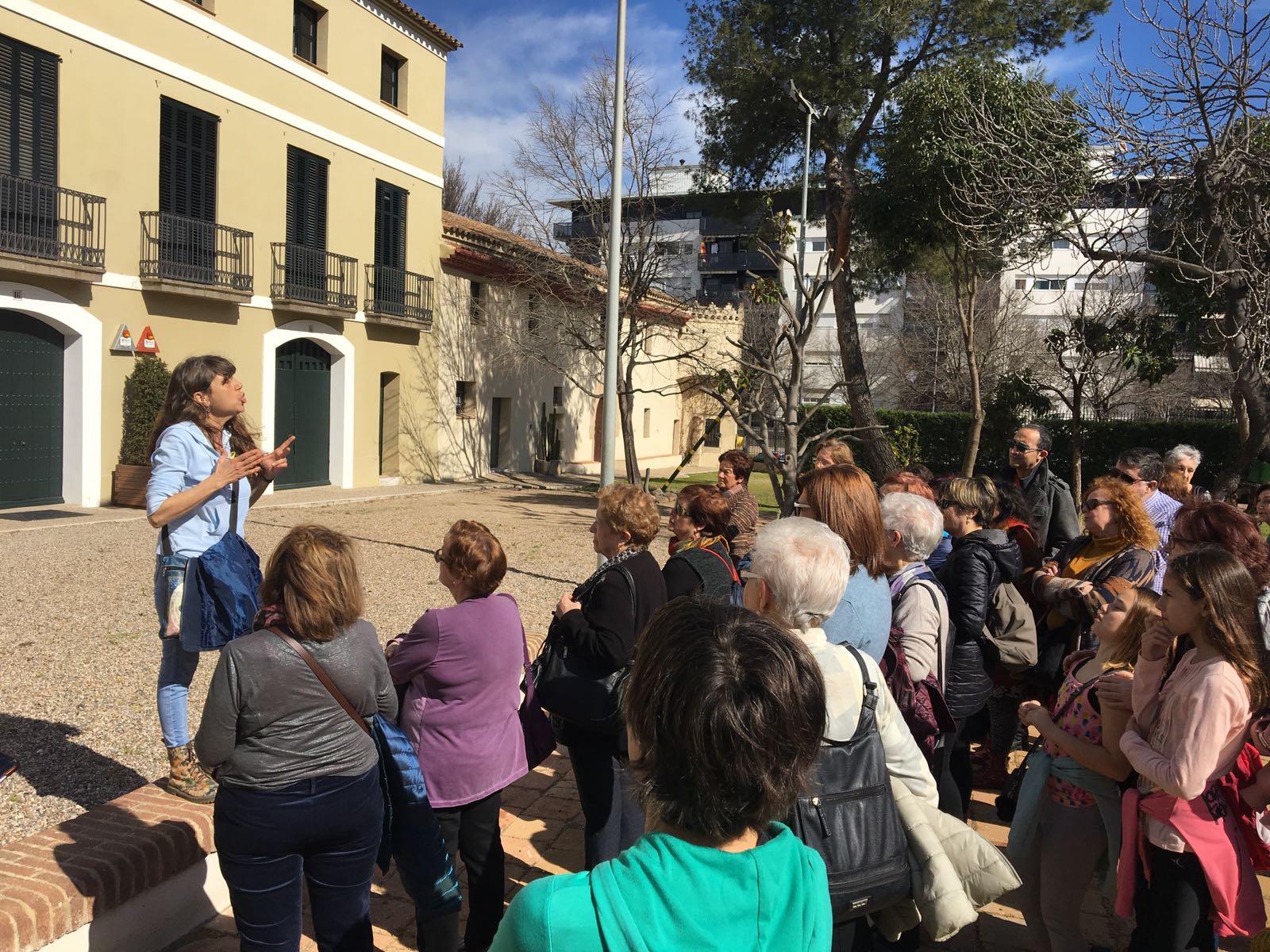 L'itinerari va ser guiat per la historiadora Marta Argelagués