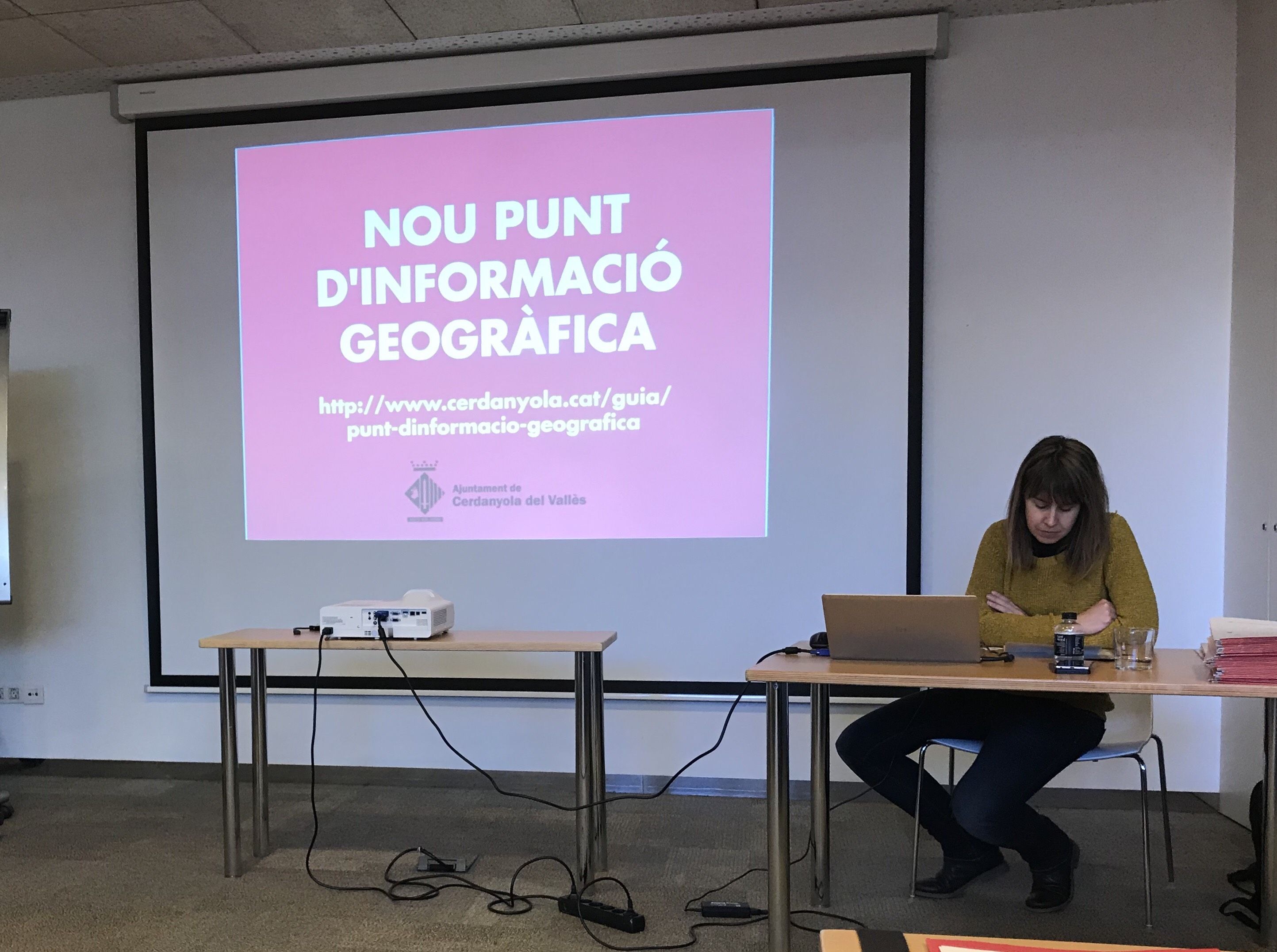 Joana Agelet presenta el Punt d'Informació Geogràfica de Cerdanyola del Vallès