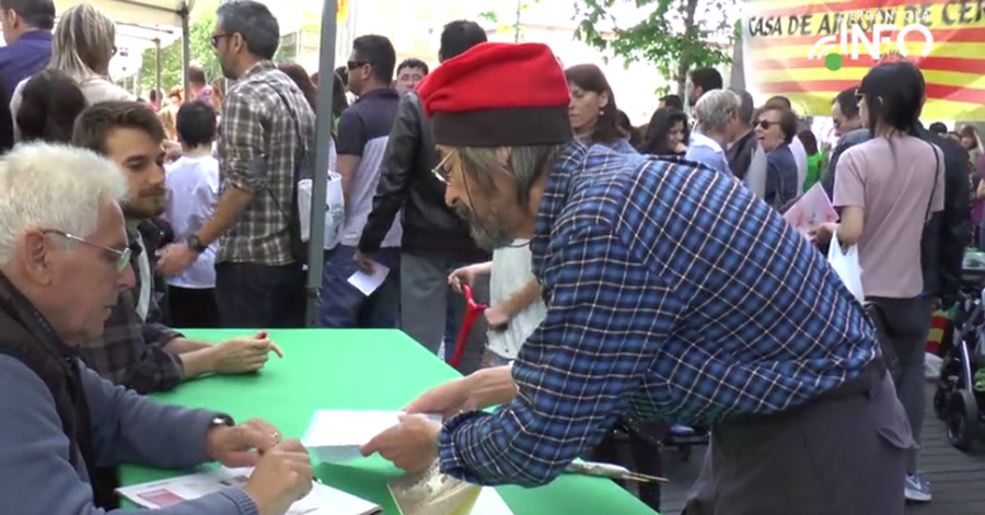 Miquel Sánchez signant el seu llibre l'any passat