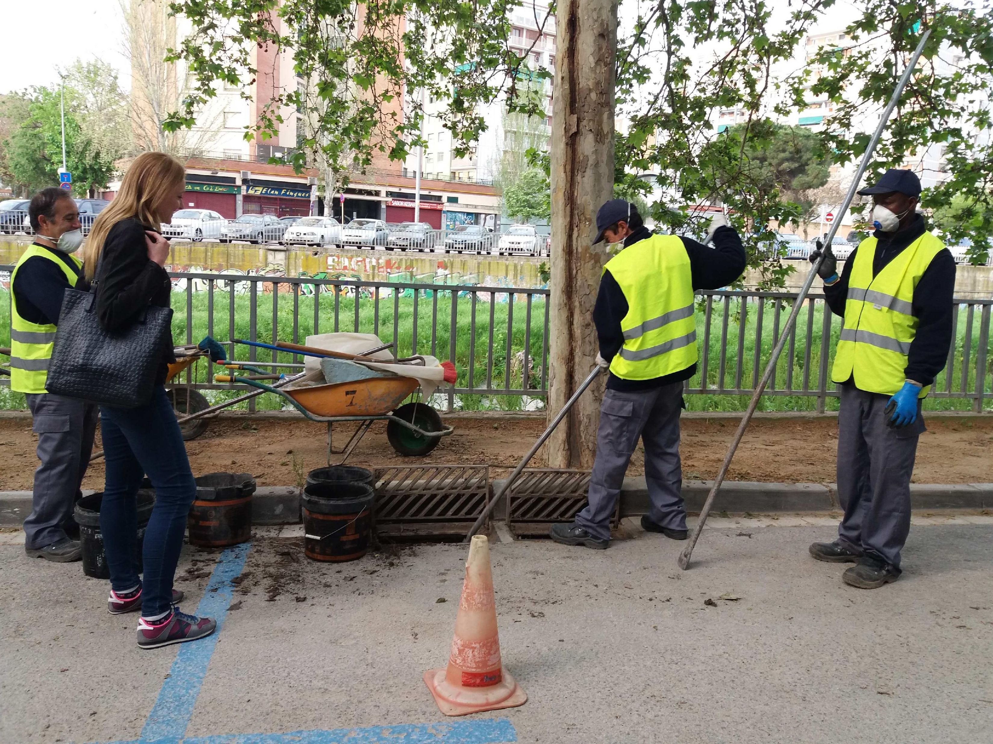 Actuació de neteja d'embornals al Passeig del Pont