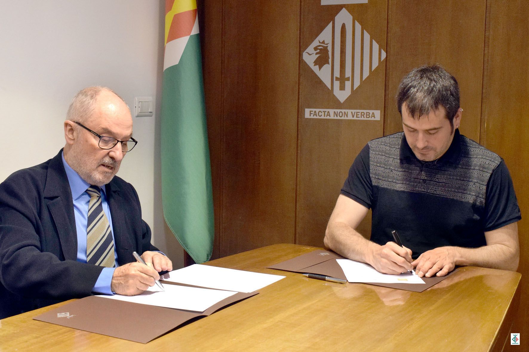 Rafael Ribó i Carles Escolà signant el conveni de col·laboració
