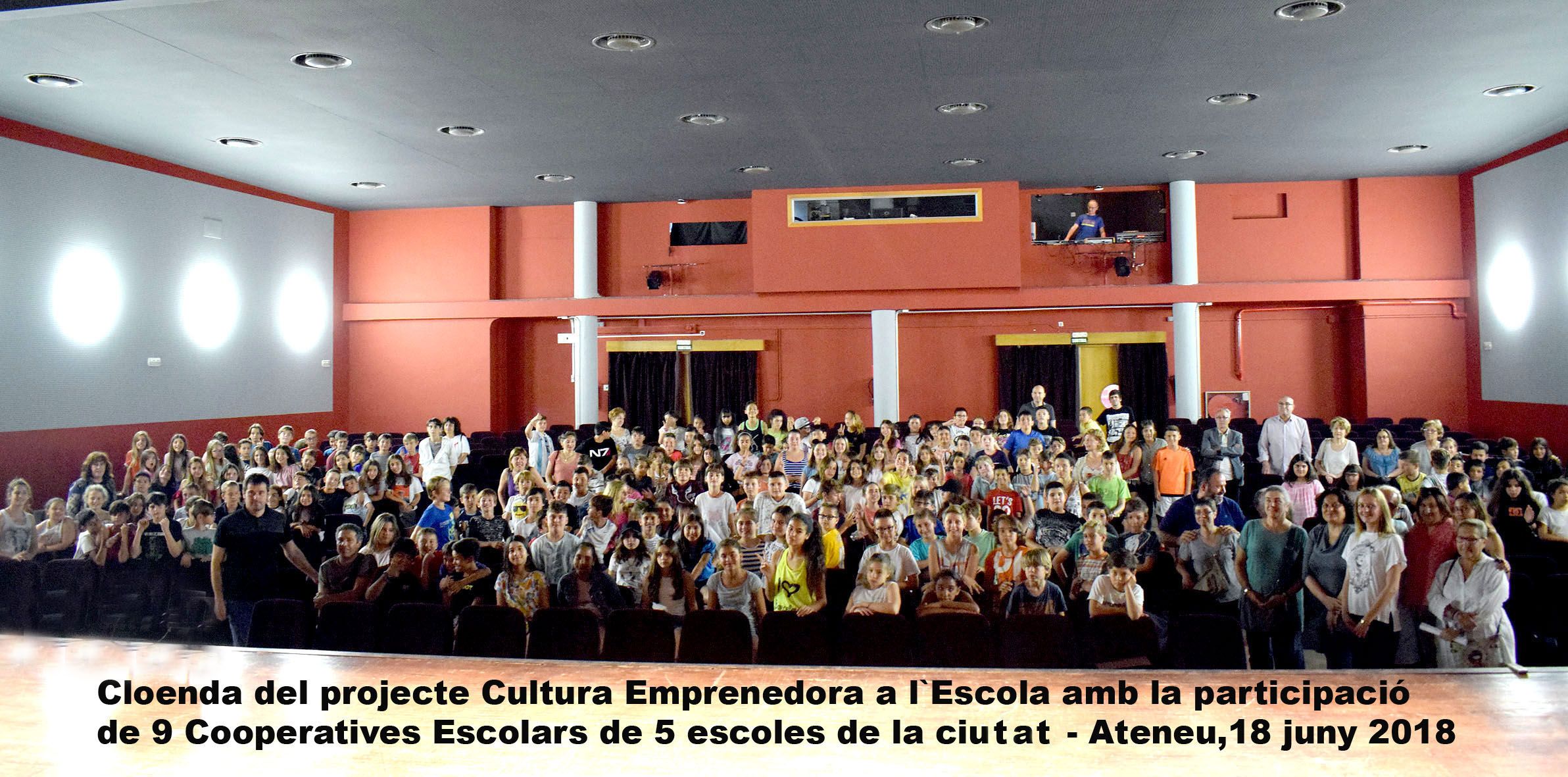 Foto de família dels cooperativistes, mestres i representants de l'Ajuntament Foto de família dels cooperativistes, mestres i representants de l'Ajuntament
