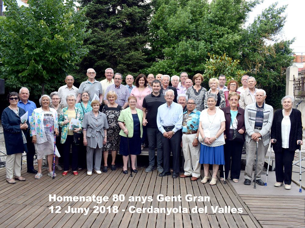 Foto de família de les persones homenatjades, l'alcalde i la regidora de la Gent Gran