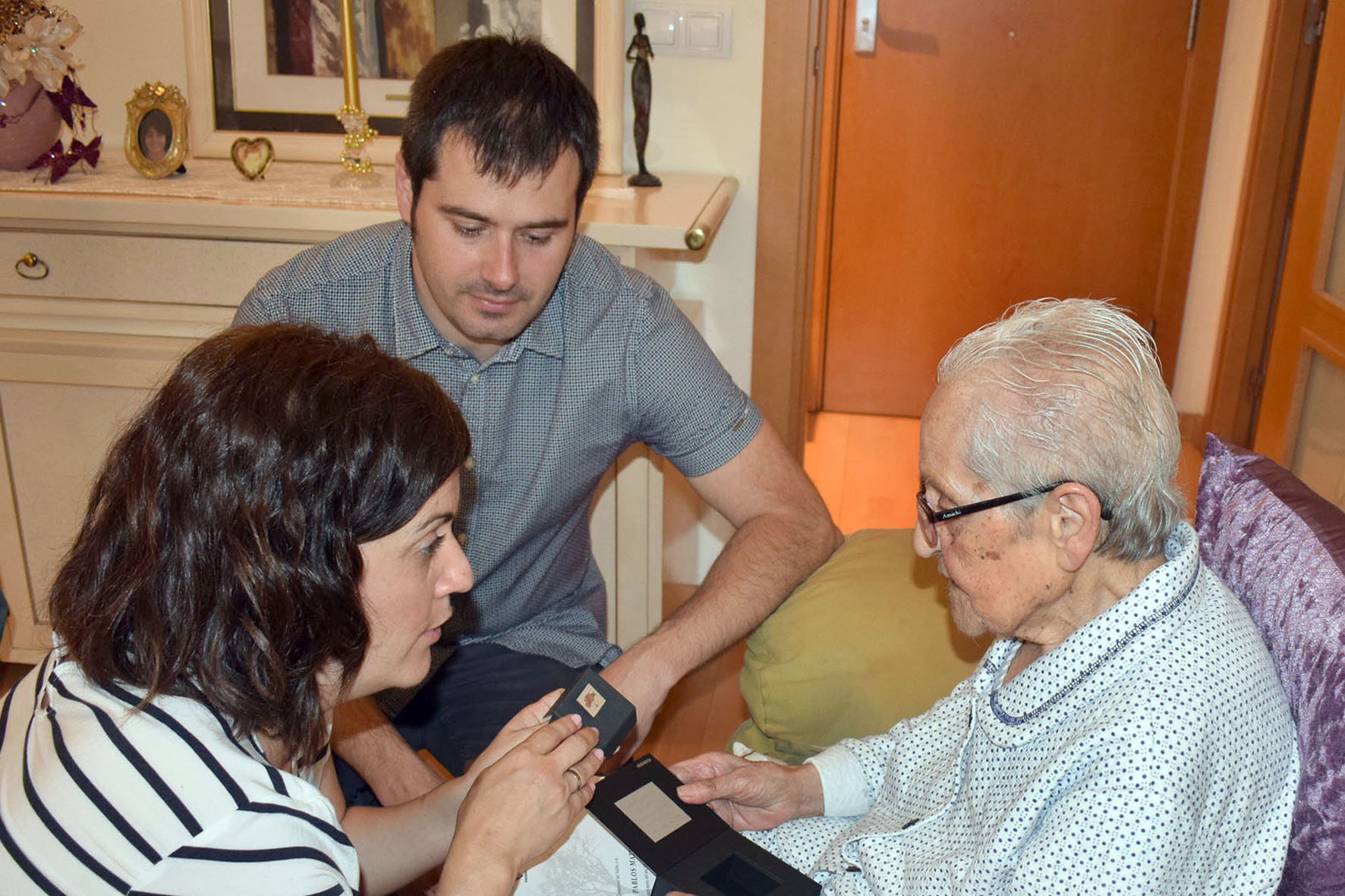 Moment de la visita de l'alcalde i la regidora a Violante Pablos