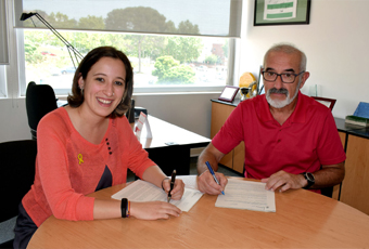 Laura Benseny i Juan Carlos Ahumada en el moment de signar el conveni