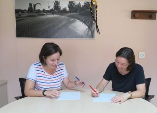 Laura Benseny (esquerra) i Miriam Mimó firmant el conveni de col·laboració