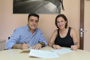 José Maria Blanco i Laura Benseny firmant el conveni de col·laboració