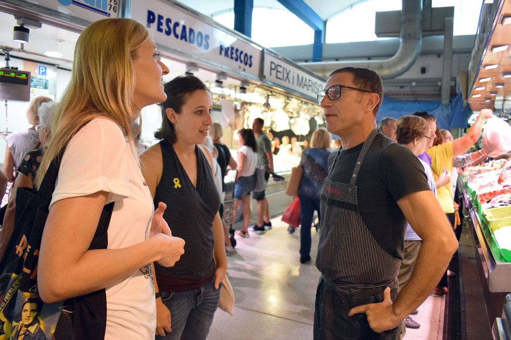 Laura Benseny i Contxi Haro conversant amb Julià Puig