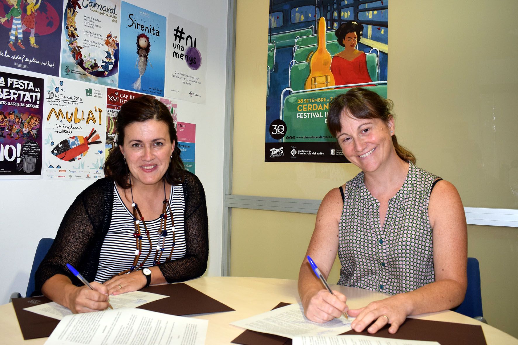 Elvi Vila i Marta Buxó signant el conveni de col·laboració
