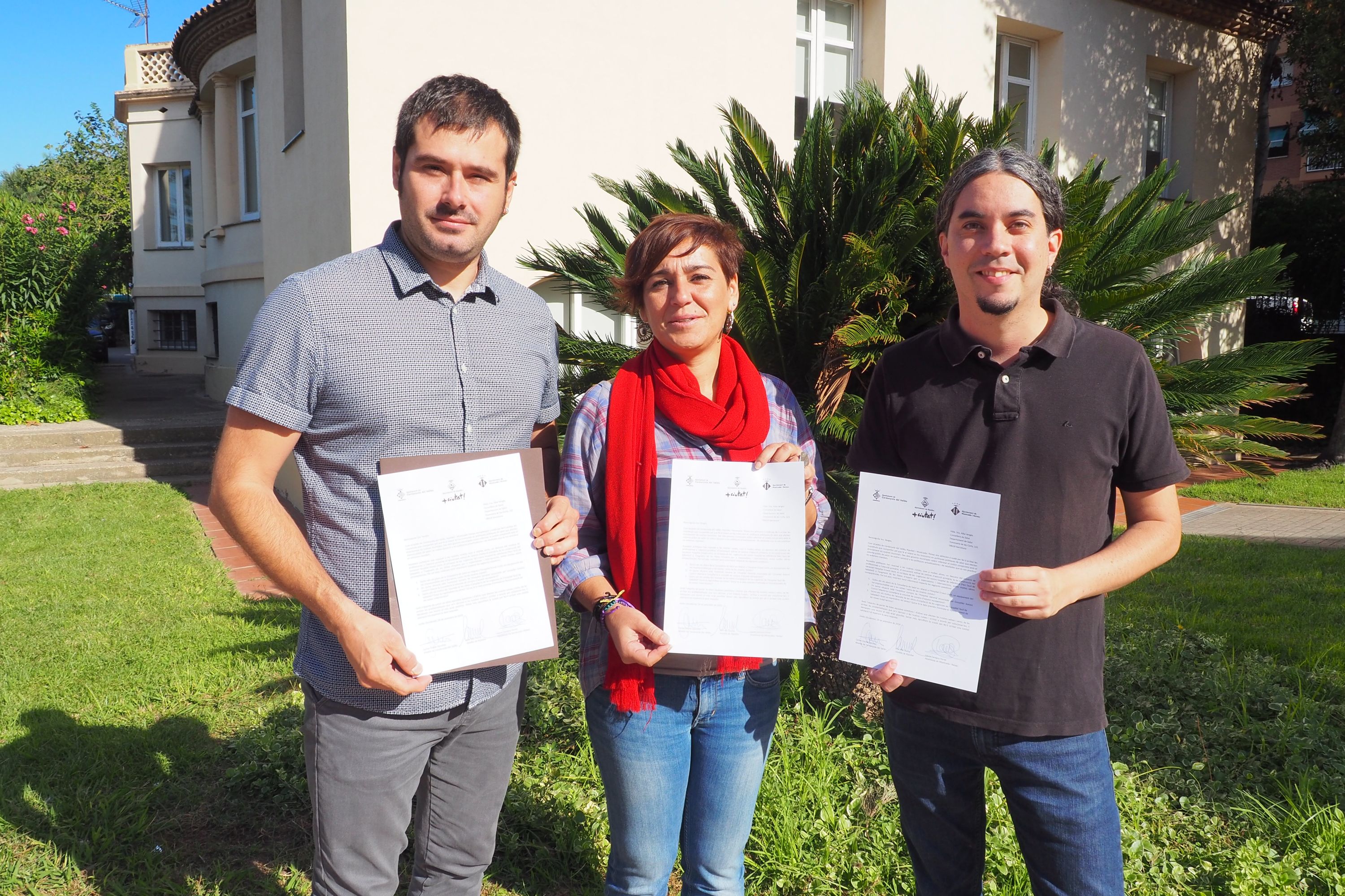 Carles Escolà, Laura Campos i José María Osuna mostrant la carta enviada a la consellera de Salut
