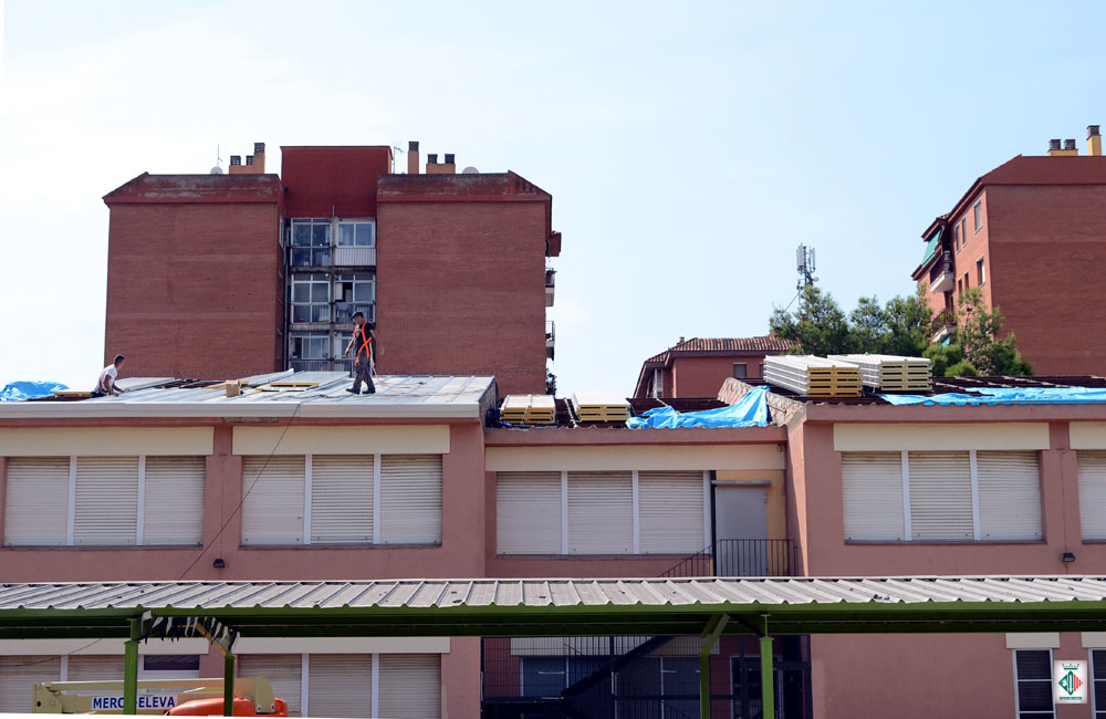 Treballs a la teulada de l'escola Serraperera, l'any 2017. Foto Arxiu.