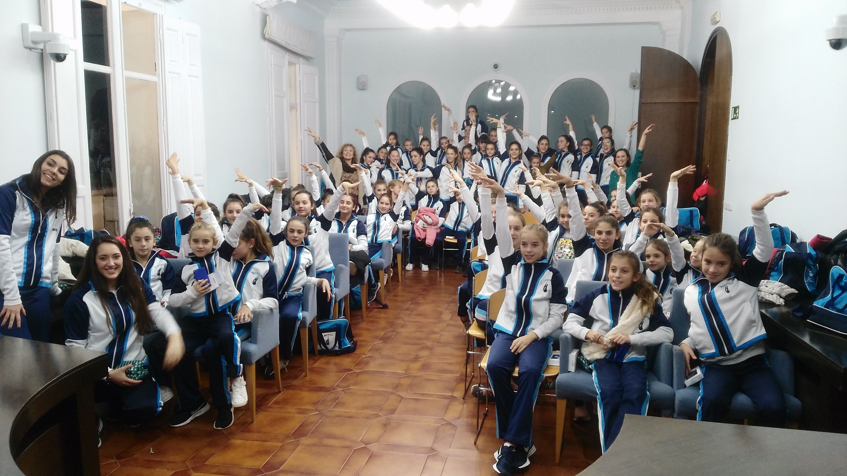 Foto de família de la recepció oficial a les gimnastes