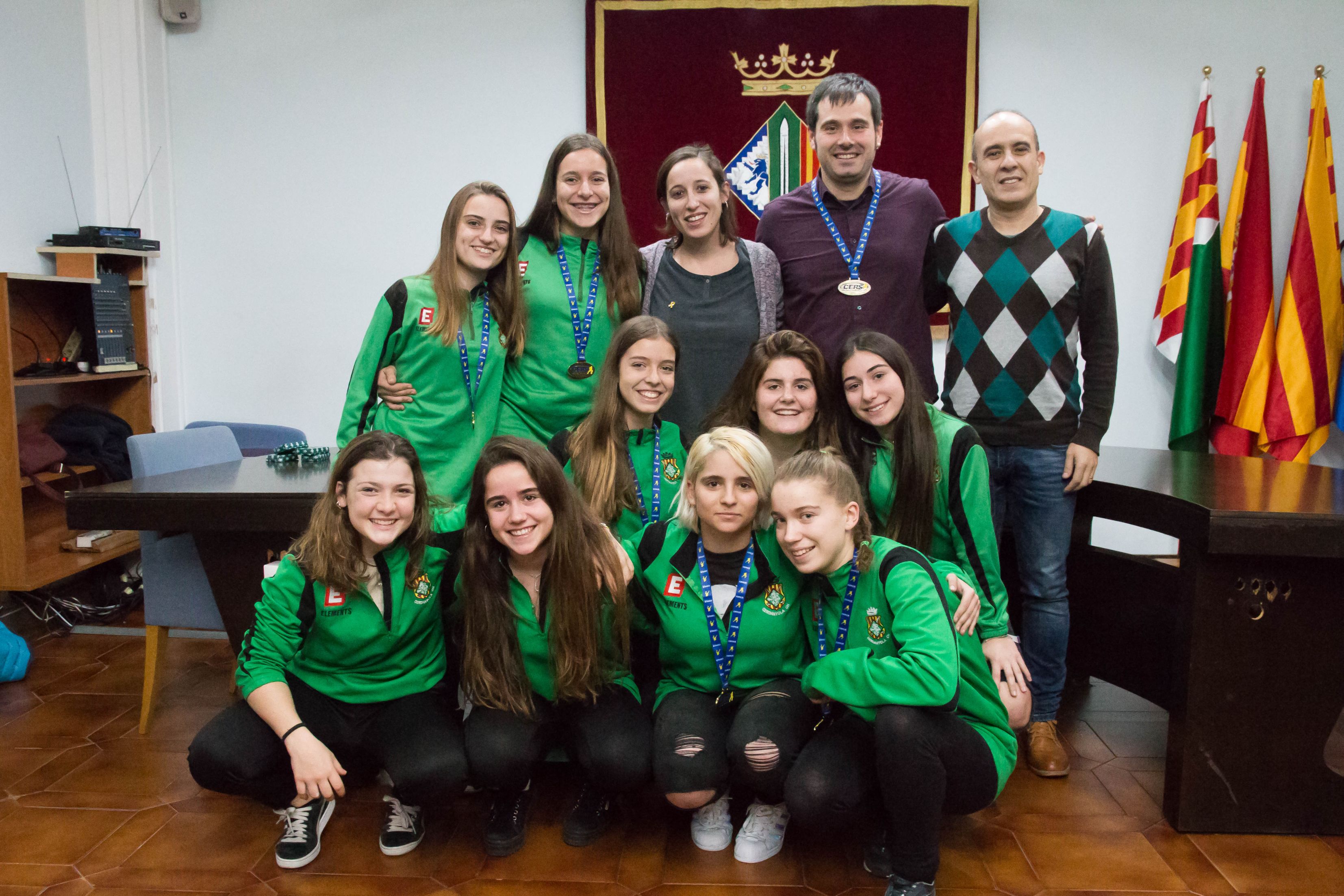 Les campiones amb l'alcalde, la regidora d'Esports i el president de l'entitat