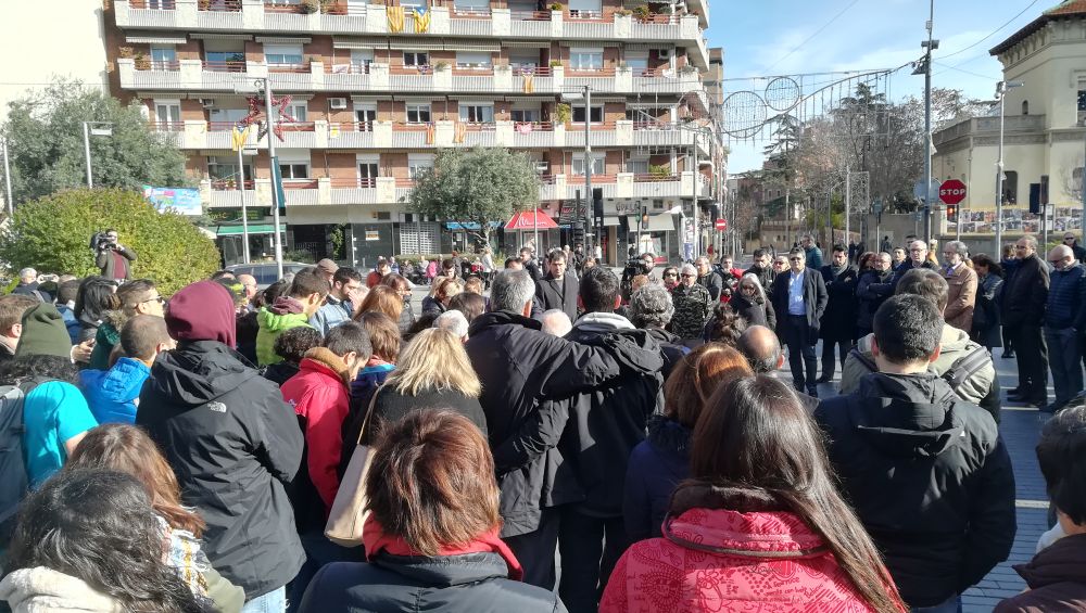 La concentració a reunit a nombroses persones davant l'Ajuntament