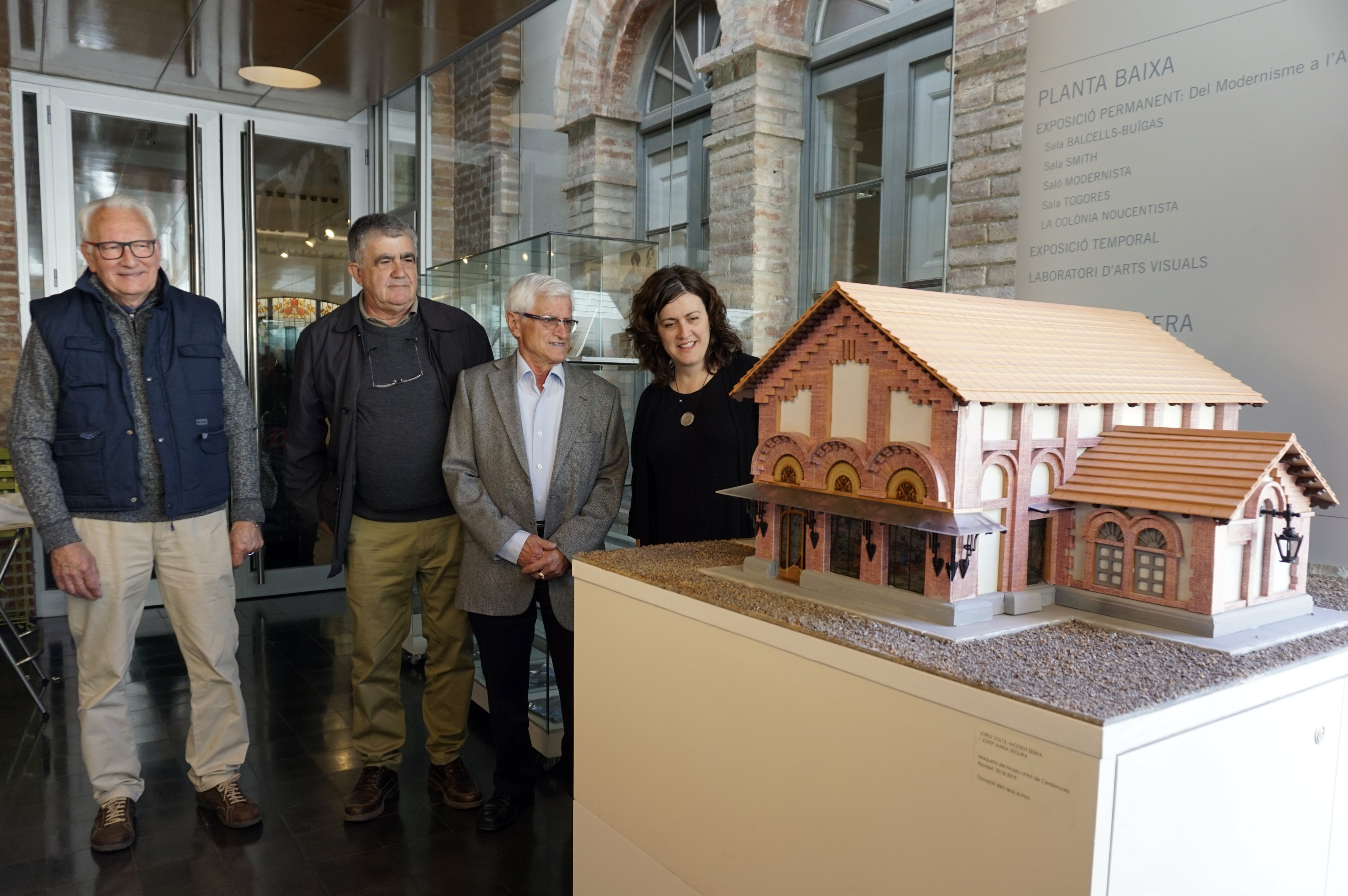 Els autors de la maqueta amb la regidora de Cultura durant la presentació de la maqueta