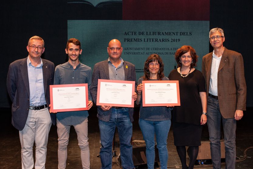 Elenc guanyador dels premis i representants de la UAB i l'Ajuntament