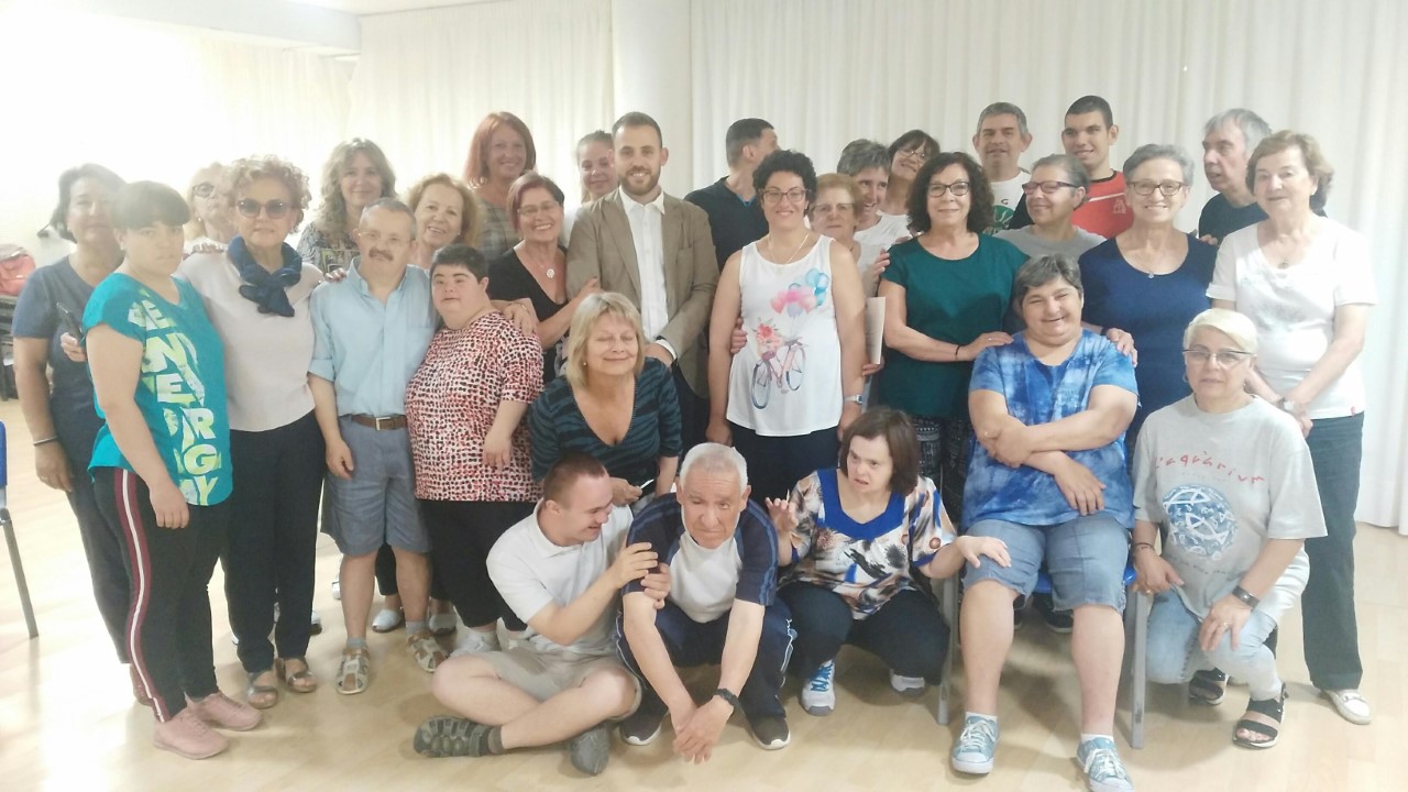 Foto de família de les persones participants i les autoritats