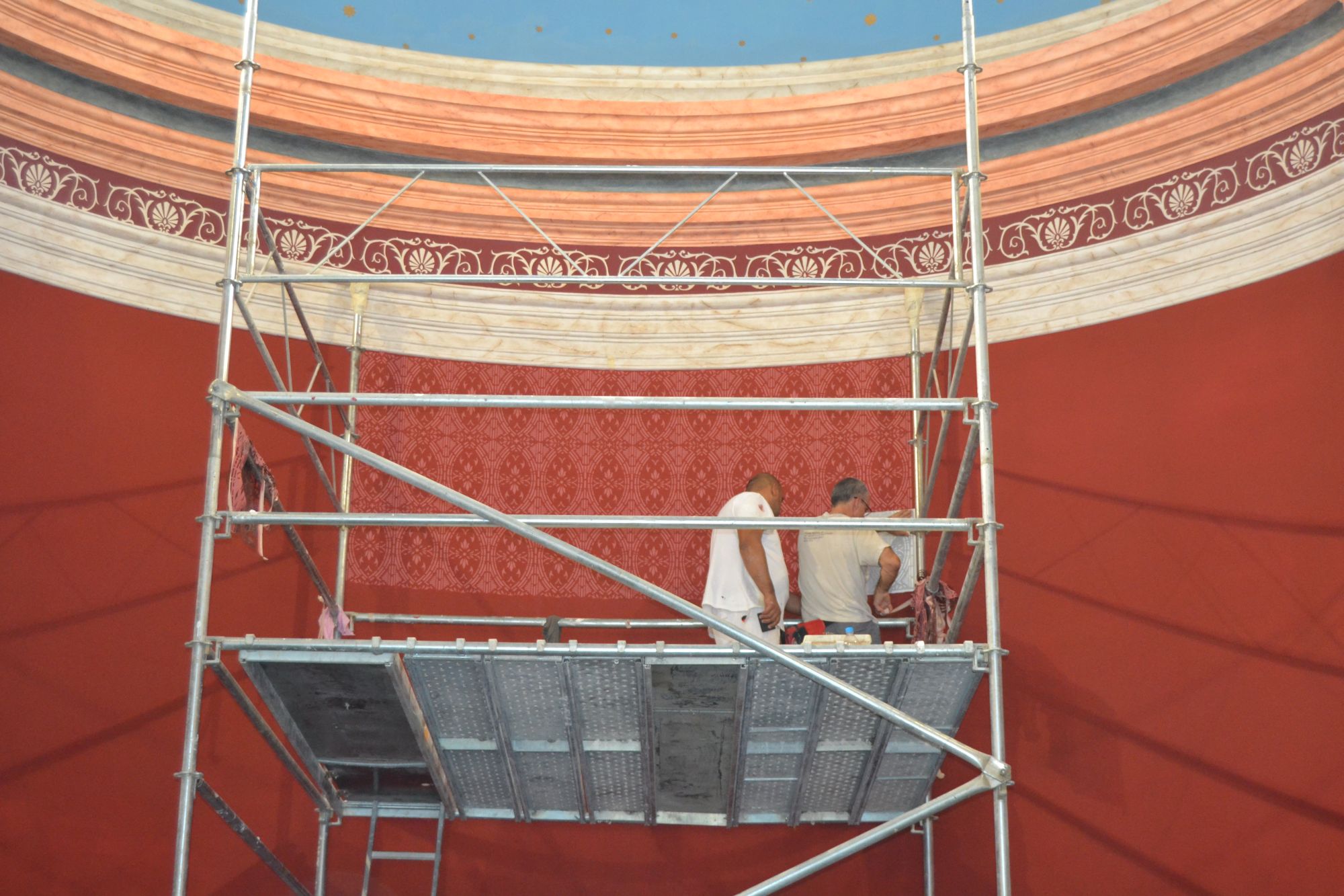 Fotografia d'arxiu dels treballs de pintura interior de l'església