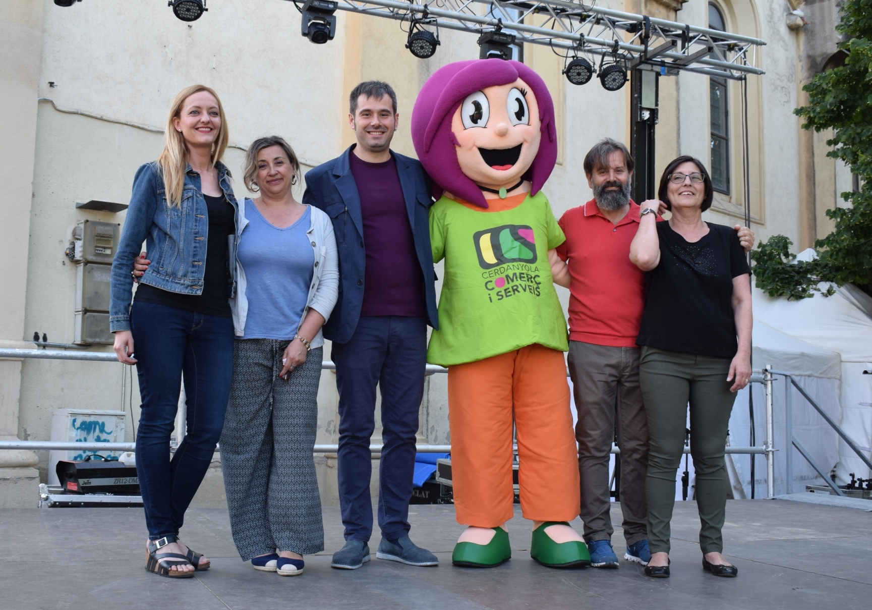 Representants de l'associació, de l'Ajuntament i la Roser