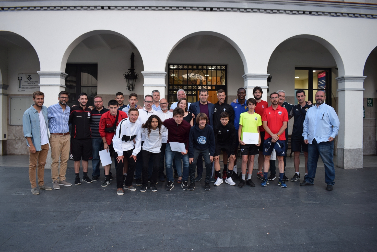 Foto de família de les persones participants a la recepció