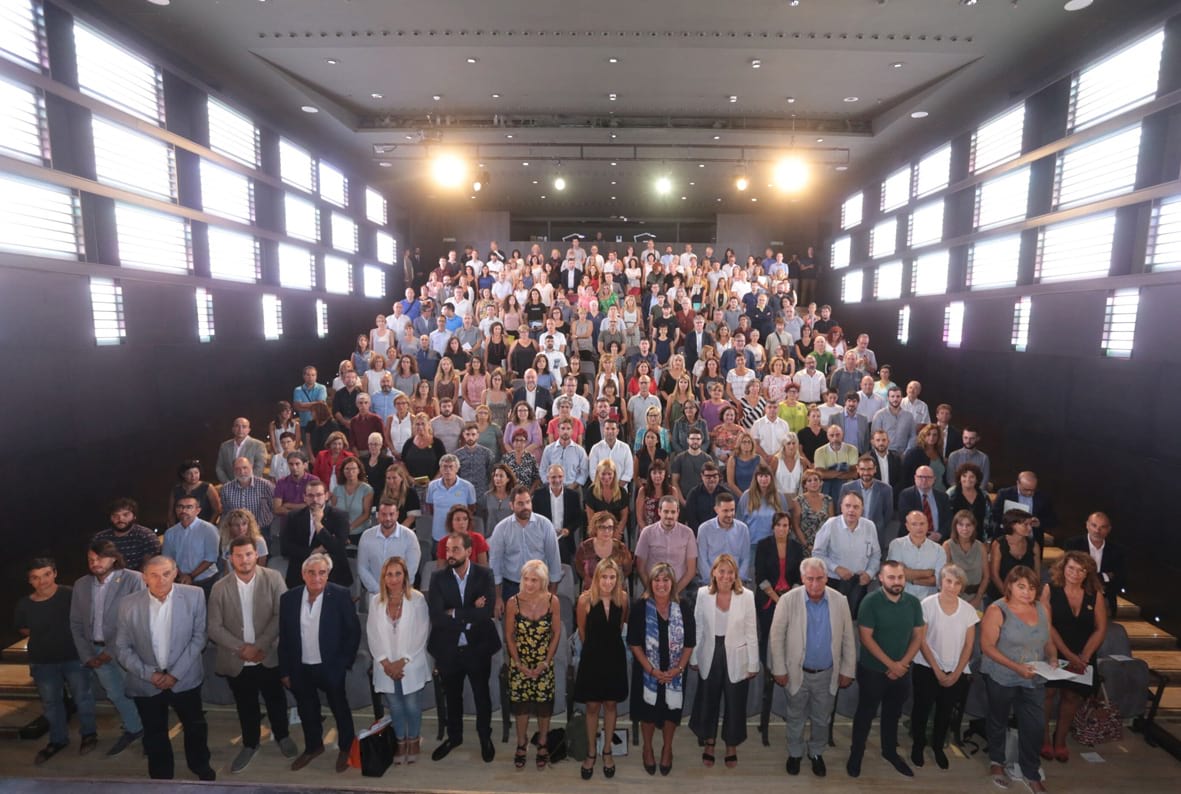 Imatge de família de totes les persones participants a la reunió convocada per la Diputació  Foto: Òscar Ferrer / Diputació de Barcelona