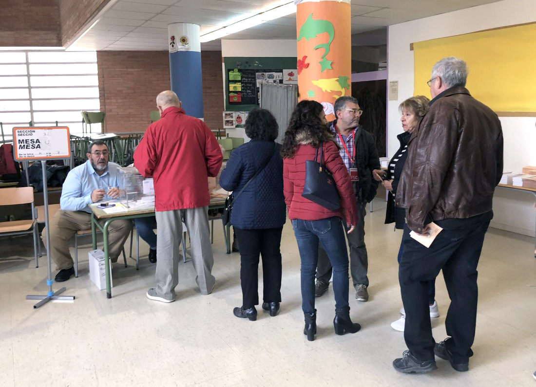 Persones fent cua per votar al col·legi electoral de l'escola Turó de Guiera