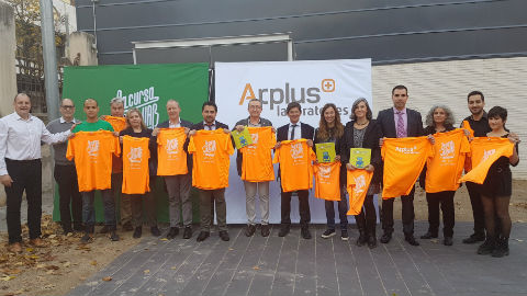 Foto de grup mostrant la samarreta de La Cursa de la UAB