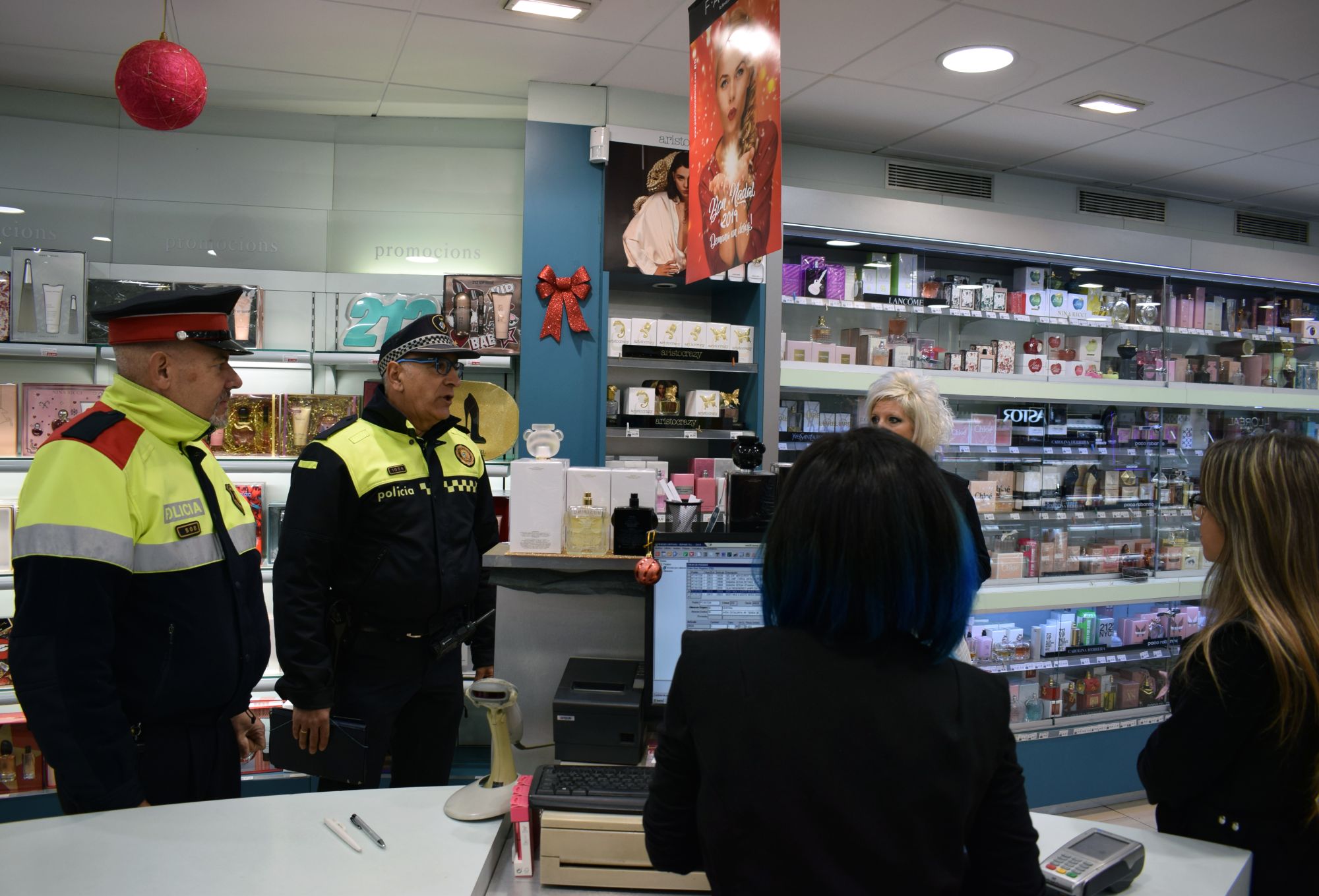 Parella de mossos i policia local fent el servei de Boix-Grévol a un comerç local