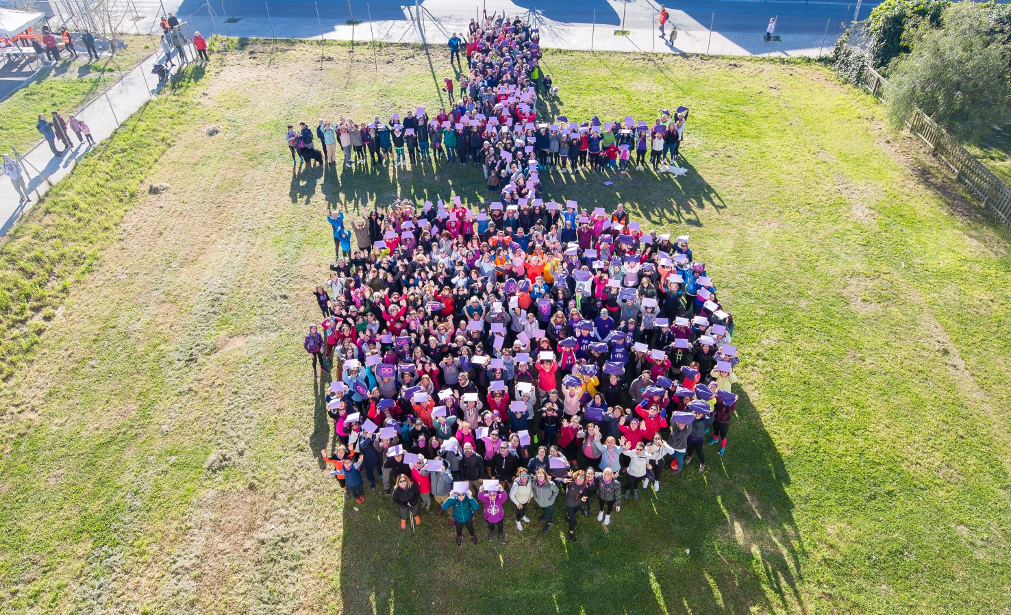 Símbol feminista fet per les persones que han participat a la cursa i caminada