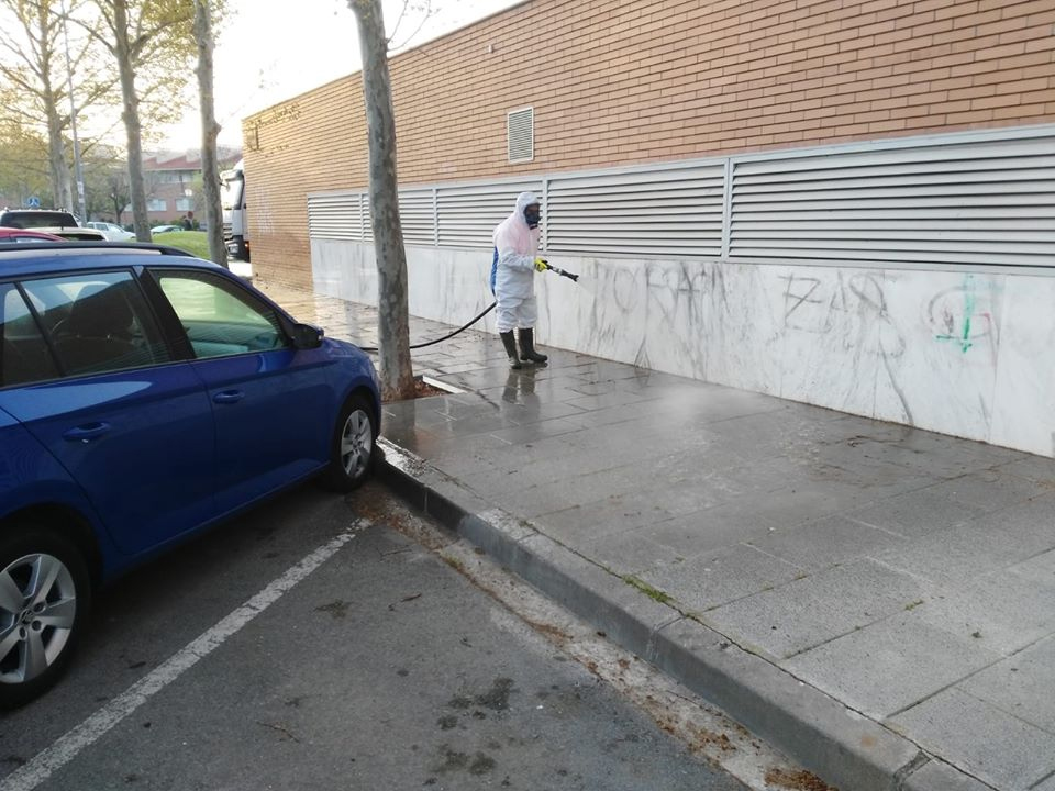 Neteja a l'exterior de la residència de l'Avinguda de Lesseps