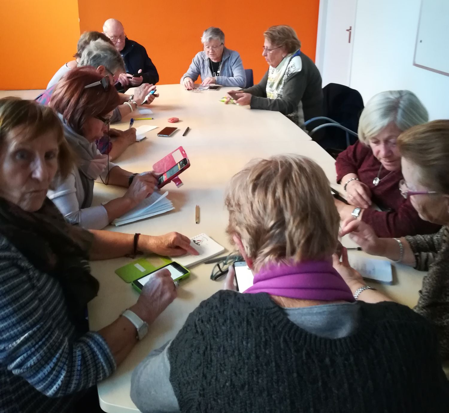 Fotografia d'un taller d'smartphone per a gent gran