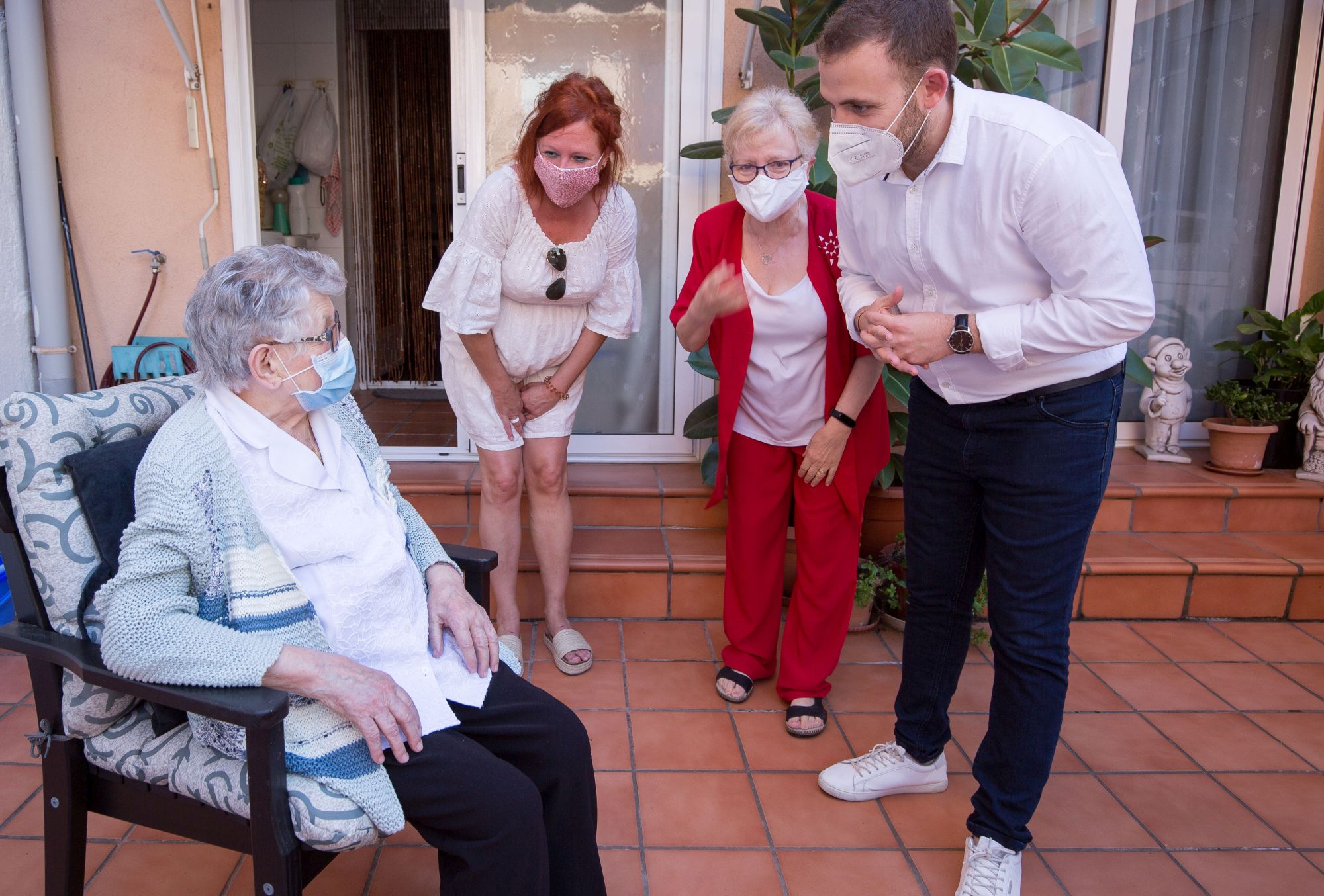 Moment de la visita de l'alcalde i la regidora de Gent Gran a la Laura Espeig