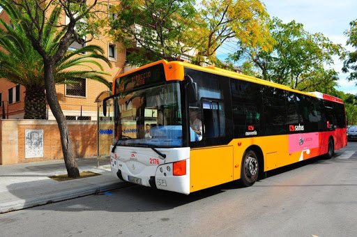 Bus de línia interurbana al seu pas per avinguda de Sant Iscle