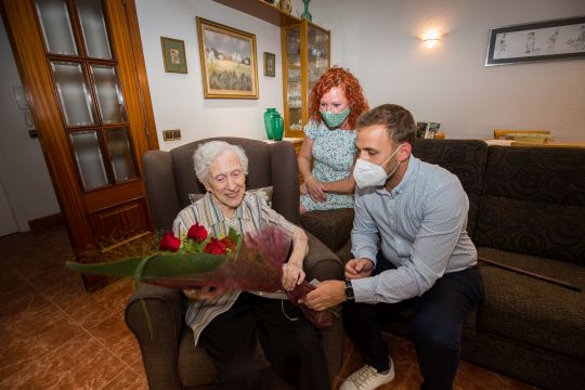 Foto centenària María Martínez con alcalde i regidora