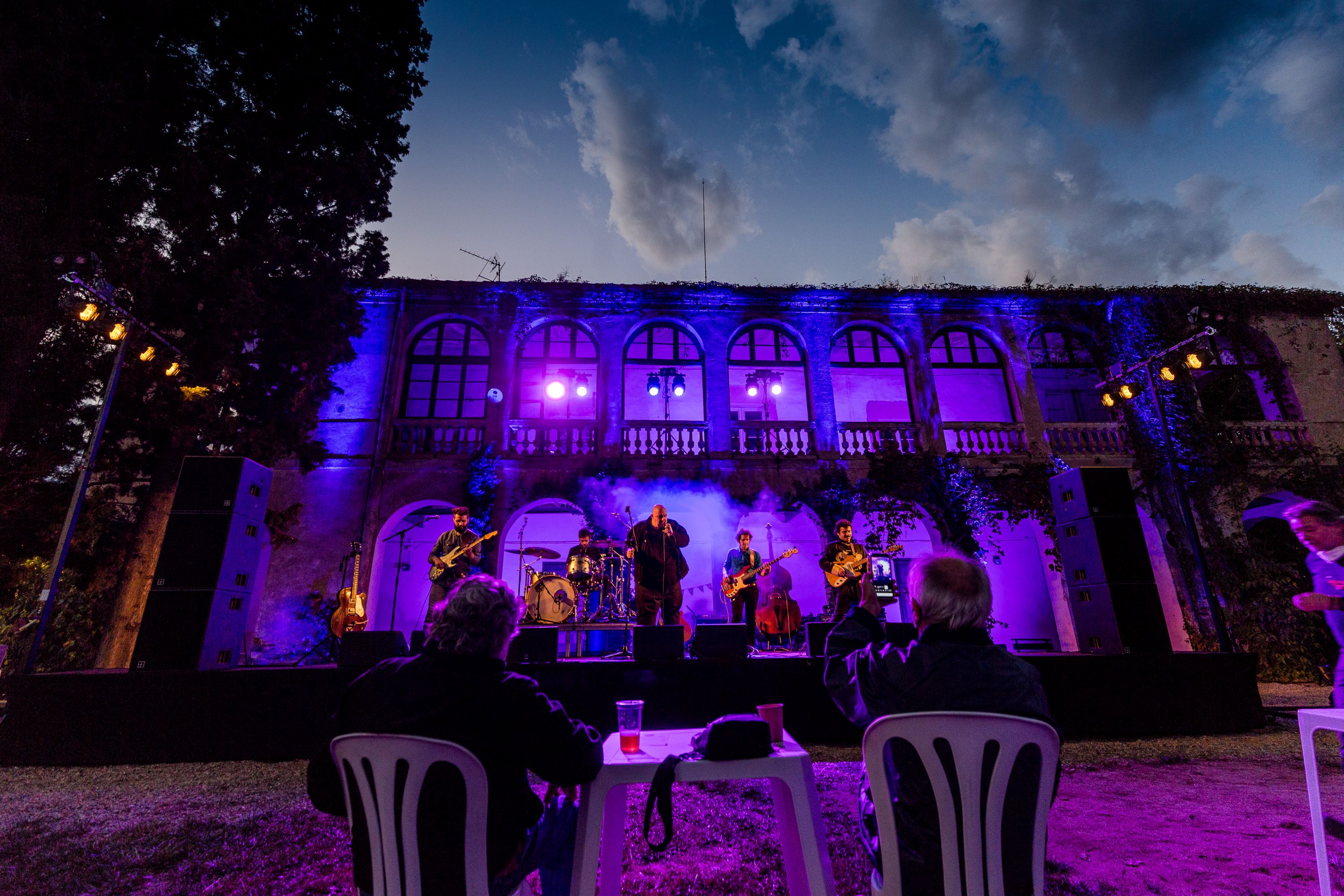 A Contra Blues actuant al jardí de la Masia Cordelles, un dels ecenaris descoberts aquest festival