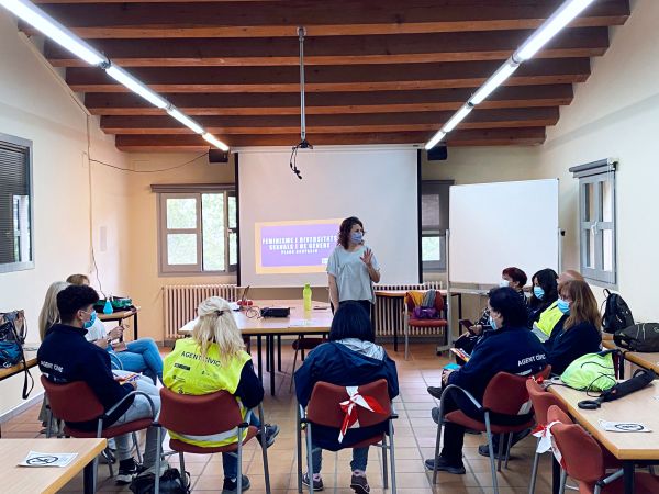 Moment de la formació feminista a les persones integrants d'un pla d'ocupació