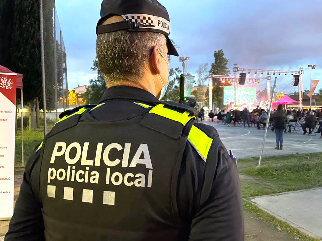 Policia Local en un concert de la Festa Major del Roser de Maig. Foto: Twitter @CerdanyolaPL