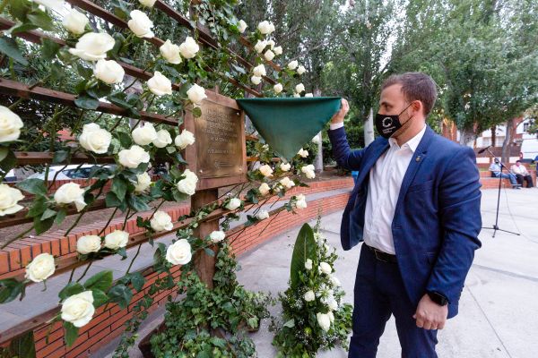 Descobriment de la placa en record de les persones que ens han deixat durant la pandèmia