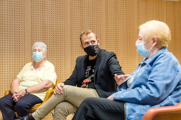 L'alcalde, Carlos Cordón, amb dues participants al taller arterapia de la Tardor és Gran