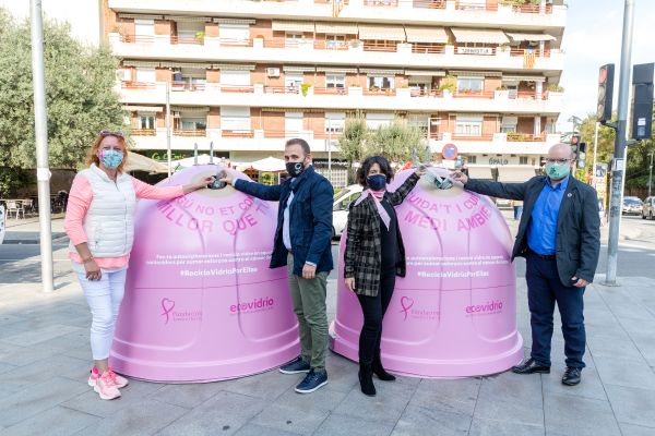 Carme Arché, Carlos Cordón, Eulàlia Mimó i Víctor Luna amb els contenidors roses amb motiu del Dia Internacional contra el Càncer de Mama