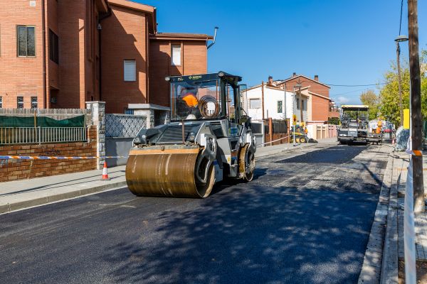 L'avinguda Europa ha estat el darrer carrer asfaltat fins el pla d'asfaltat