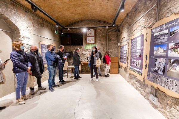 Moment de la visita guiada al Museu de Sant Fruitós